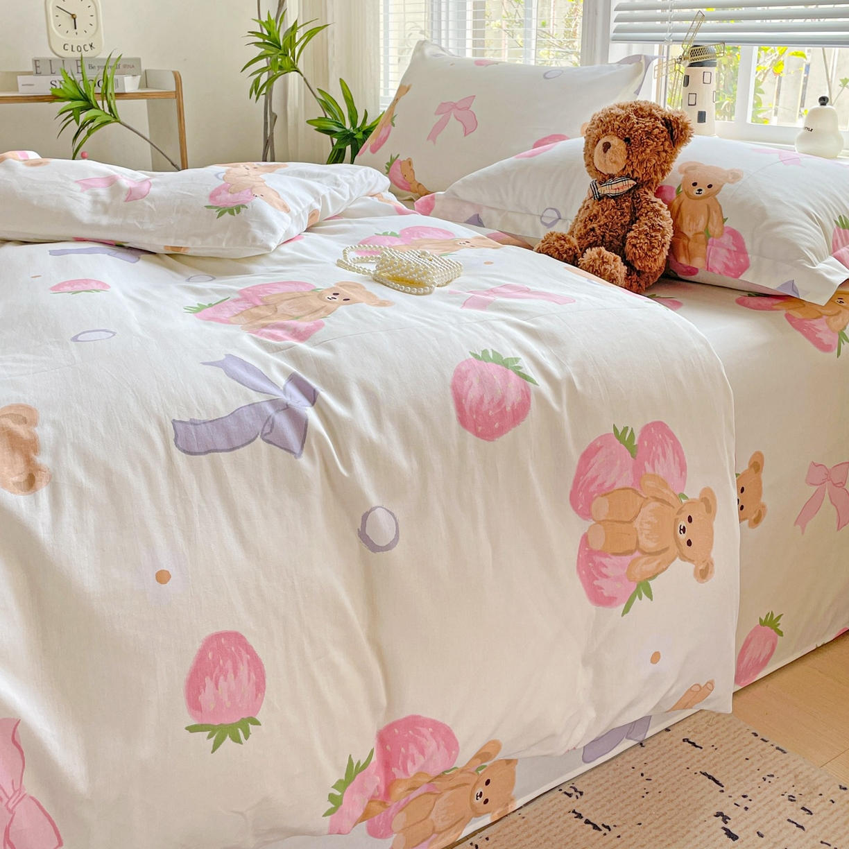 91家纺网 家纺一手货源 找家纺 文黛家居 2025新款全棉喷气印花全棉纯棉印花系列四件套 草莓熊-米