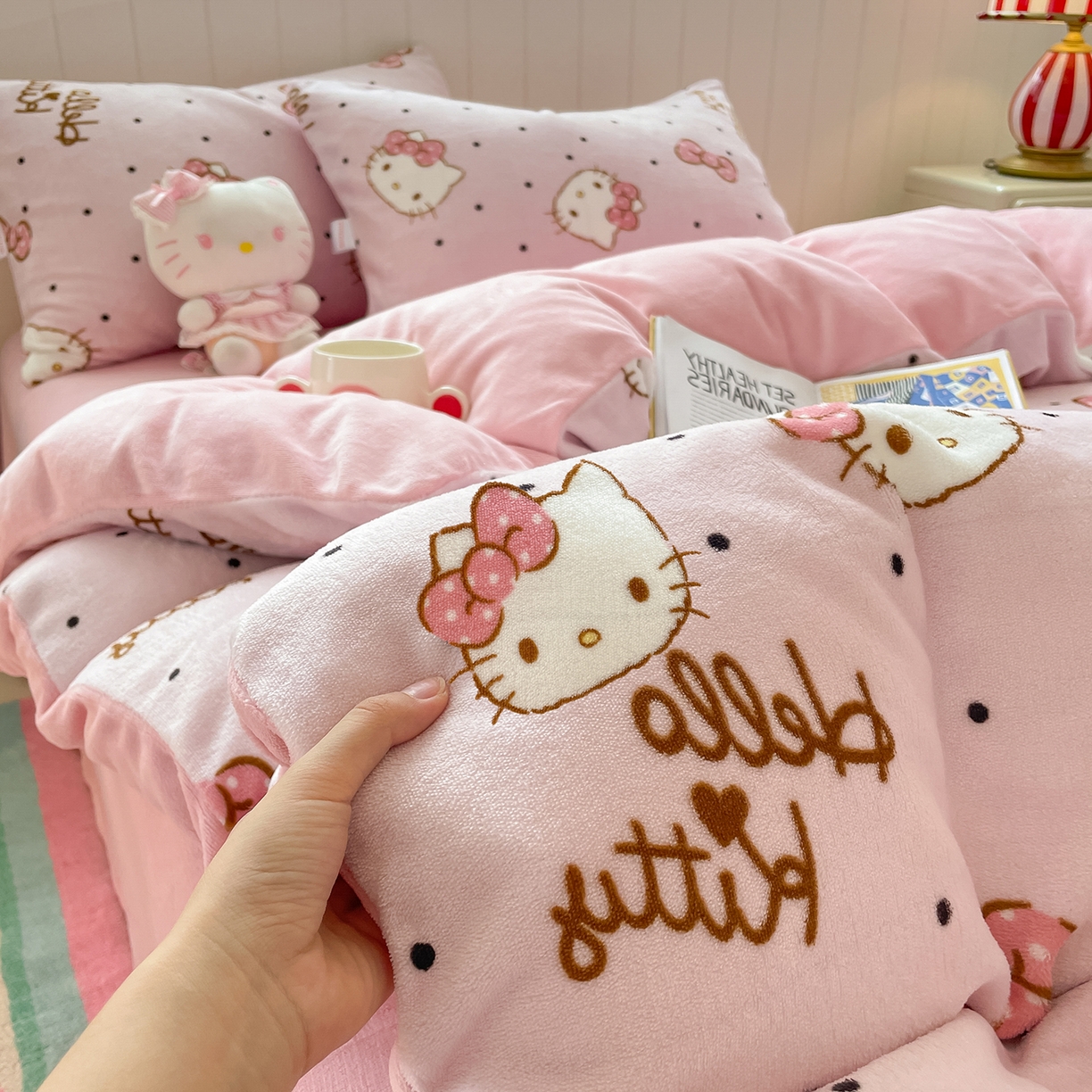 91家纺网 家纺一手货源 找家纺 桃子家居 2025新款A类正版三丽鸥授权卡通加厚高克重牛奶绒系列四件套 绒三丽鸥-点点kitty