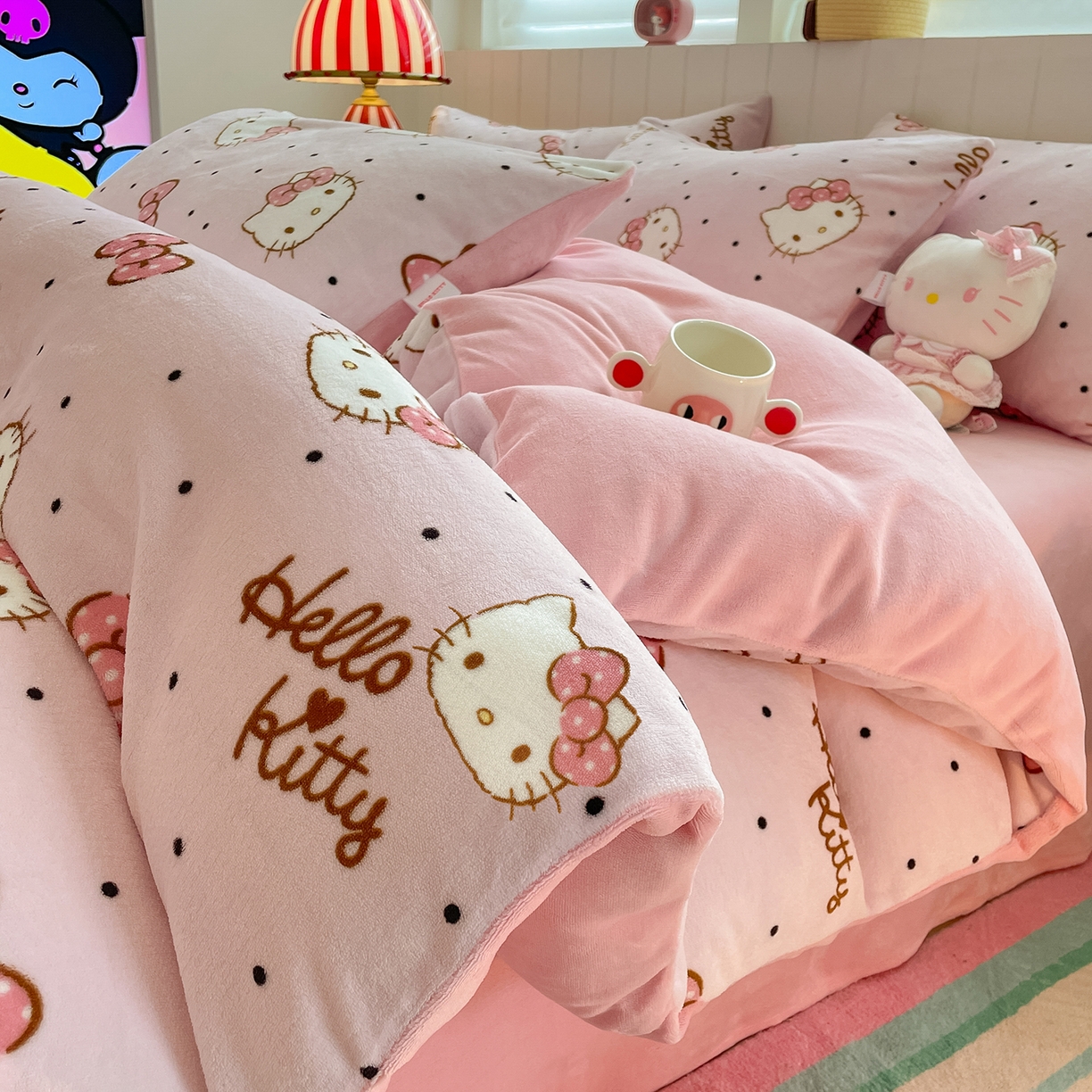91家纺网 家纺一手货源 找家纺 桃子家居 2025新款A类正版三丽鸥授权卡通加厚高克重牛奶绒系列四件套 绒三丽鸥-点点kitty