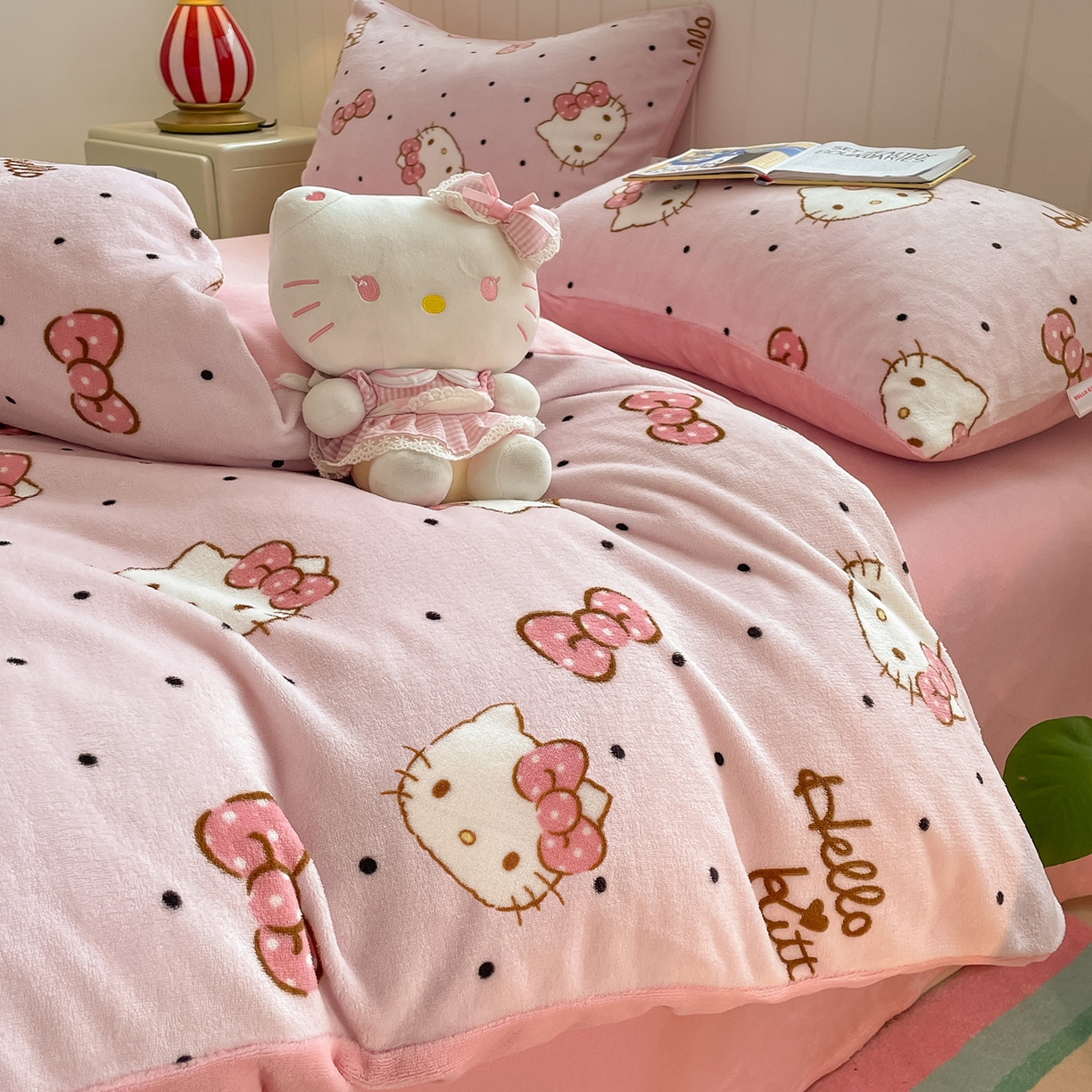 91家纺网 家纺一手货源 找家纺 桃子家居 2025新款A类正版三丽鸥授权卡通加厚高克重牛奶绒系列四件套 绒三丽鸥-点点kitty