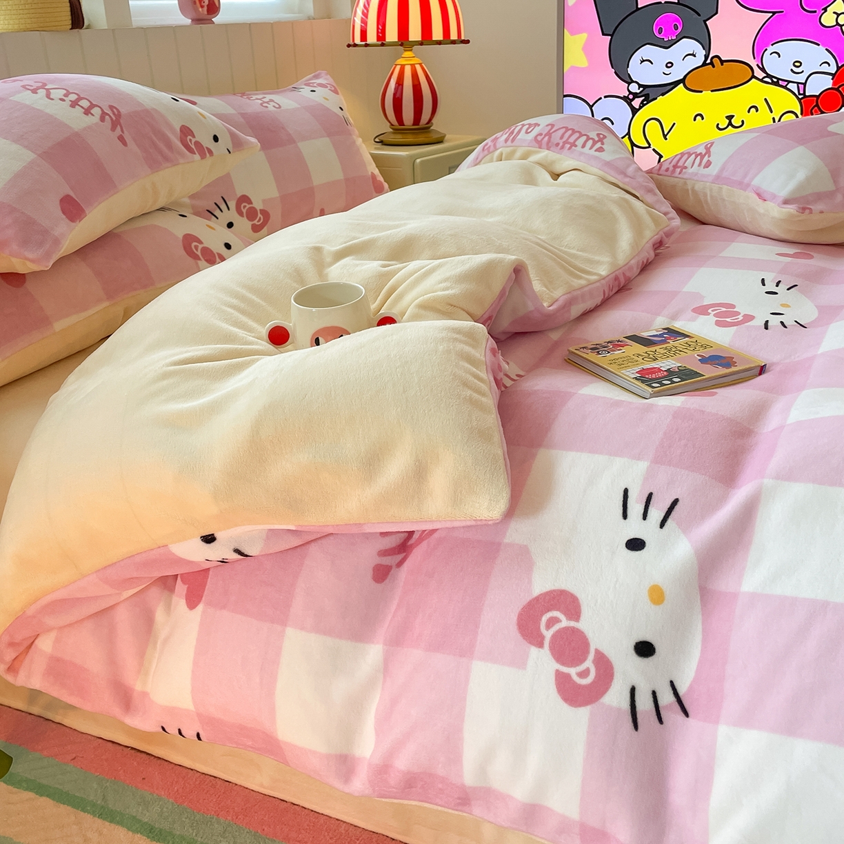 91家纺网 家纺一手货源 找家纺 桃子家居 2025新款A类正版三丽鸥授权卡通加厚高克重牛奶绒系列四件套 绒三丽鸥-粉梦kitty