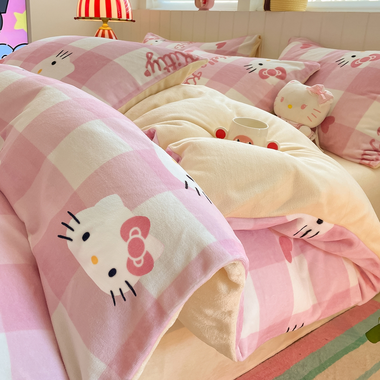 91家纺网 家纺一手货源 找家纺 桃子家居 2025新款A类正版三丽鸥授权卡通加厚高克重牛奶绒系列四件套 绒三丽鸥-粉梦kitty