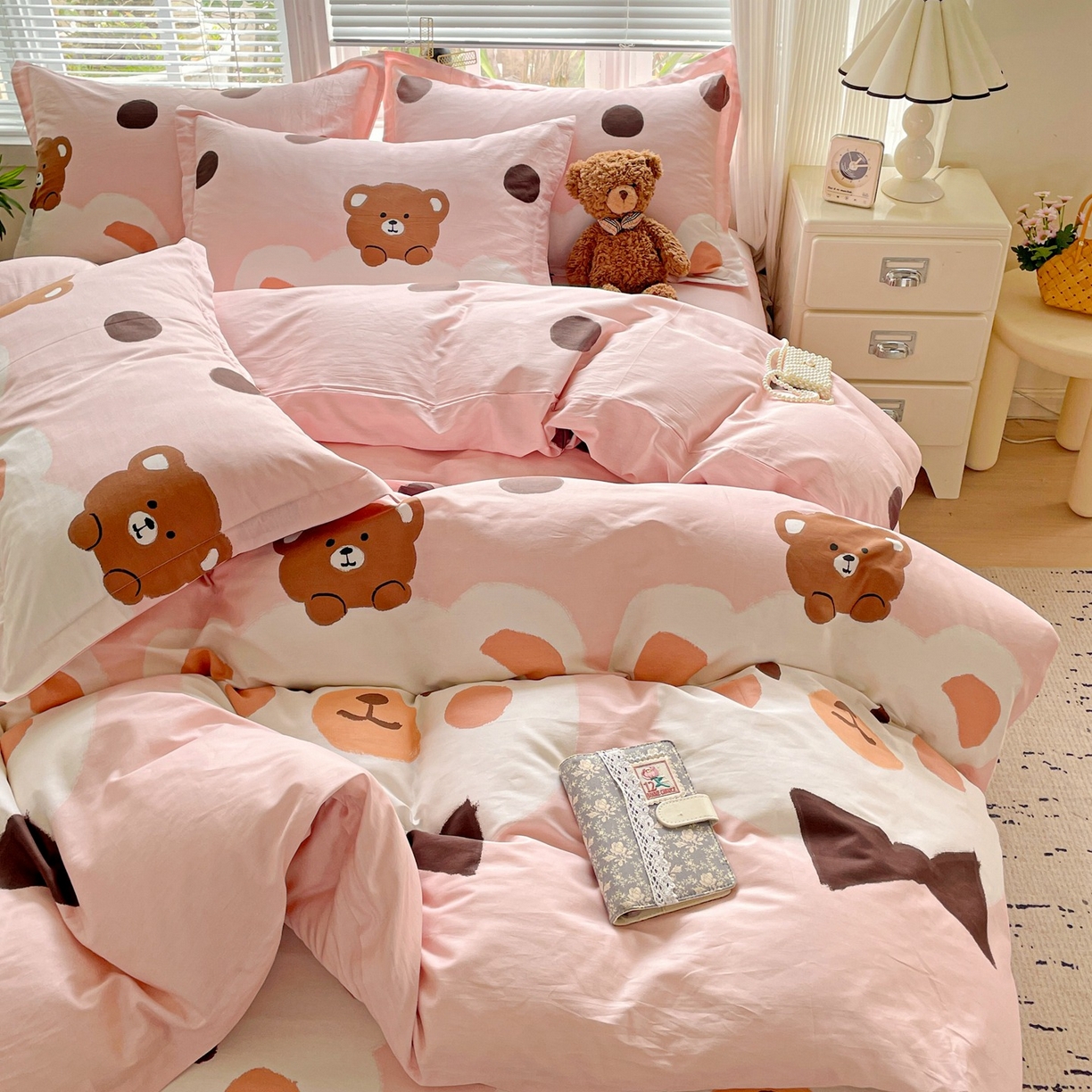 91家纺网 家纺一手货源 找家纺 文黛家居 2025新款全棉喷气印花全棉纯棉印花系列四件套 熊熊乐园-粉