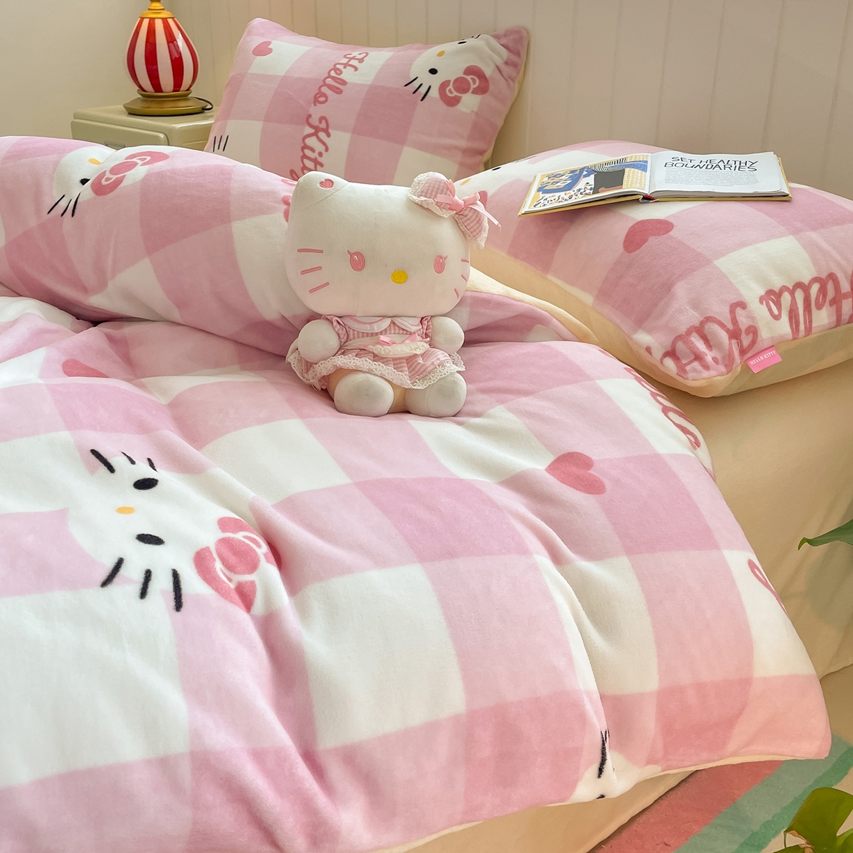 91家纺网 家纺一手货源 找家纺 桃子家居 2025新款A类正版三丽鸥授权卡通加厚高克重牛奶绒系列四件套 绒三丽鸥-粉梦kitty