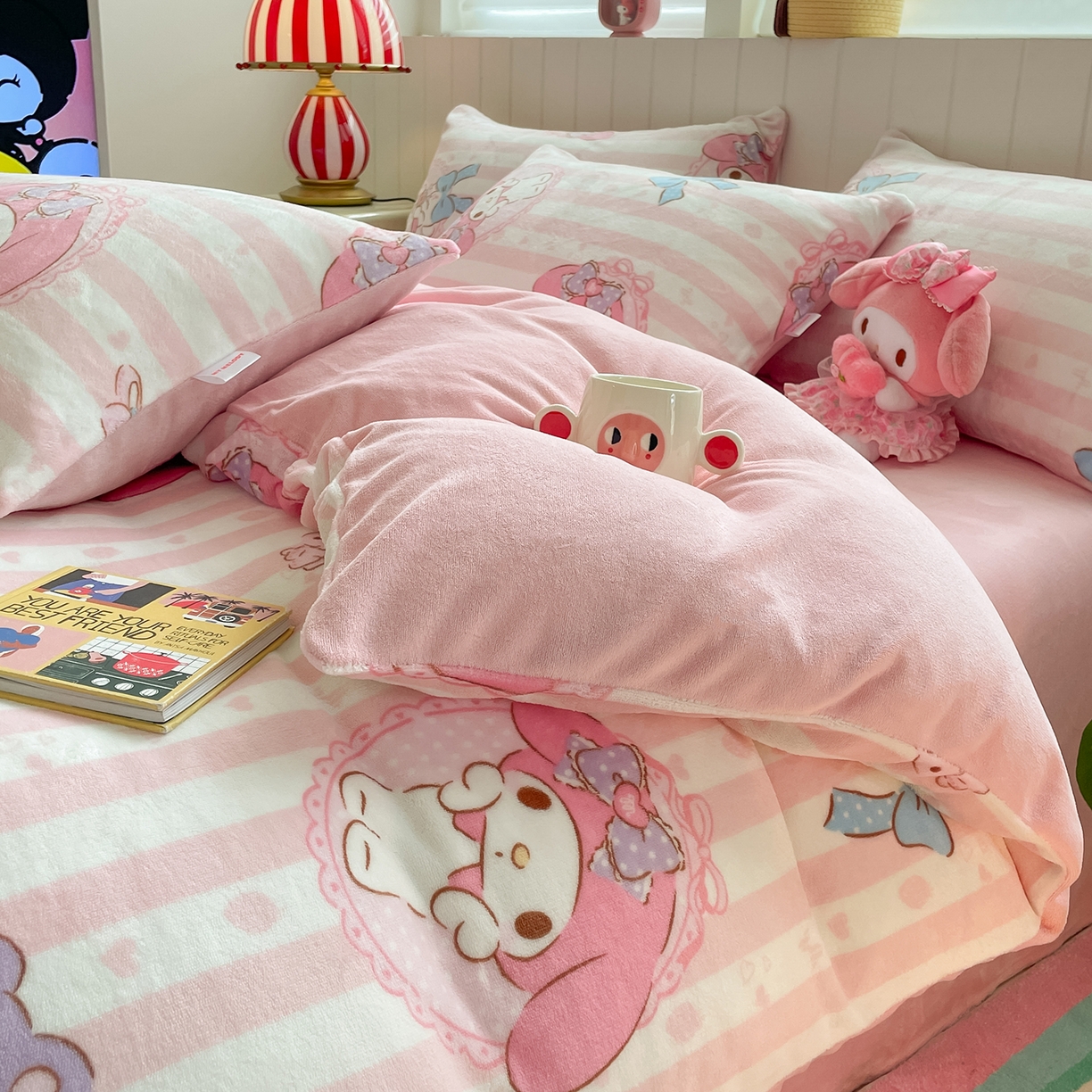 91家纺网 家纺一手货源 找家纺 桃子家居 2025新款A类正版三丽鸥授权卡通加厚高克重牛奶绒系列四件套 绒三丽鸥-粉梦美乐蒂