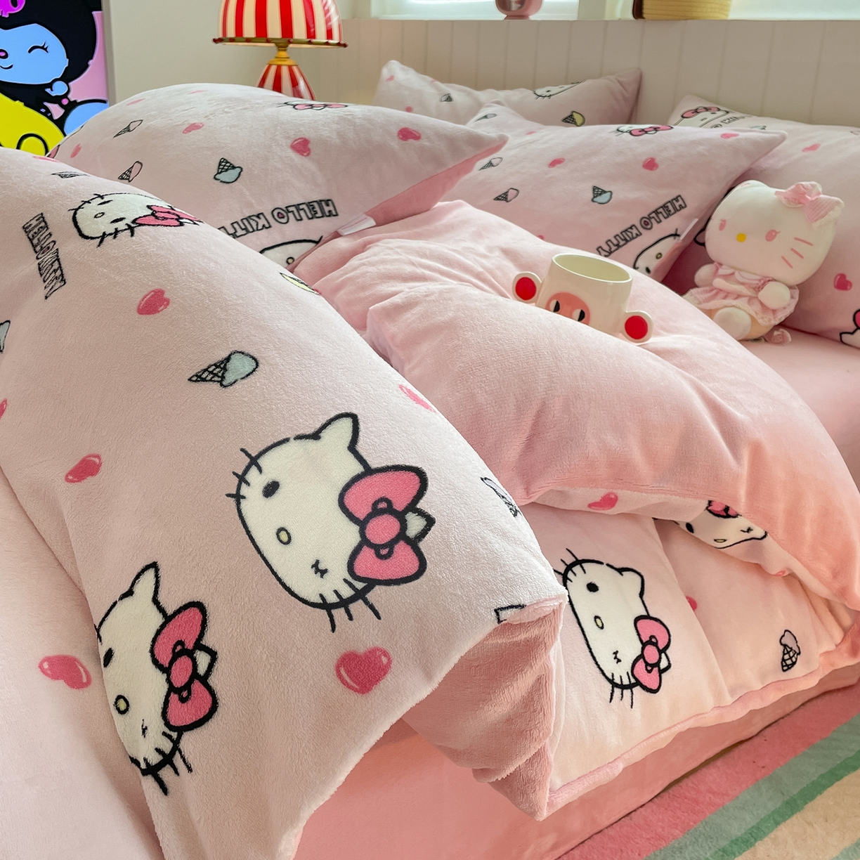 91家纺网 家纺一手货源 找家纺 桃子家居 2025新款A类正版三丽鸥授权卡通加厚高克重牛奶绒系列四件套 绒三丽鸥-粉心甜筒kitty