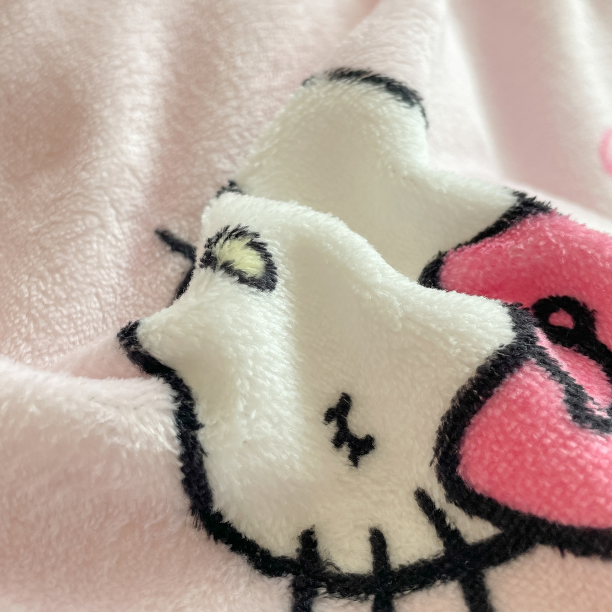 91家纺网 家纺一手货源 找家纺 桃子家居 2025新款A类正版三丽鸥授权卡通加厚高克重牛奶绒系列四件套 绒三丽鸥-粉心甜筒kitty