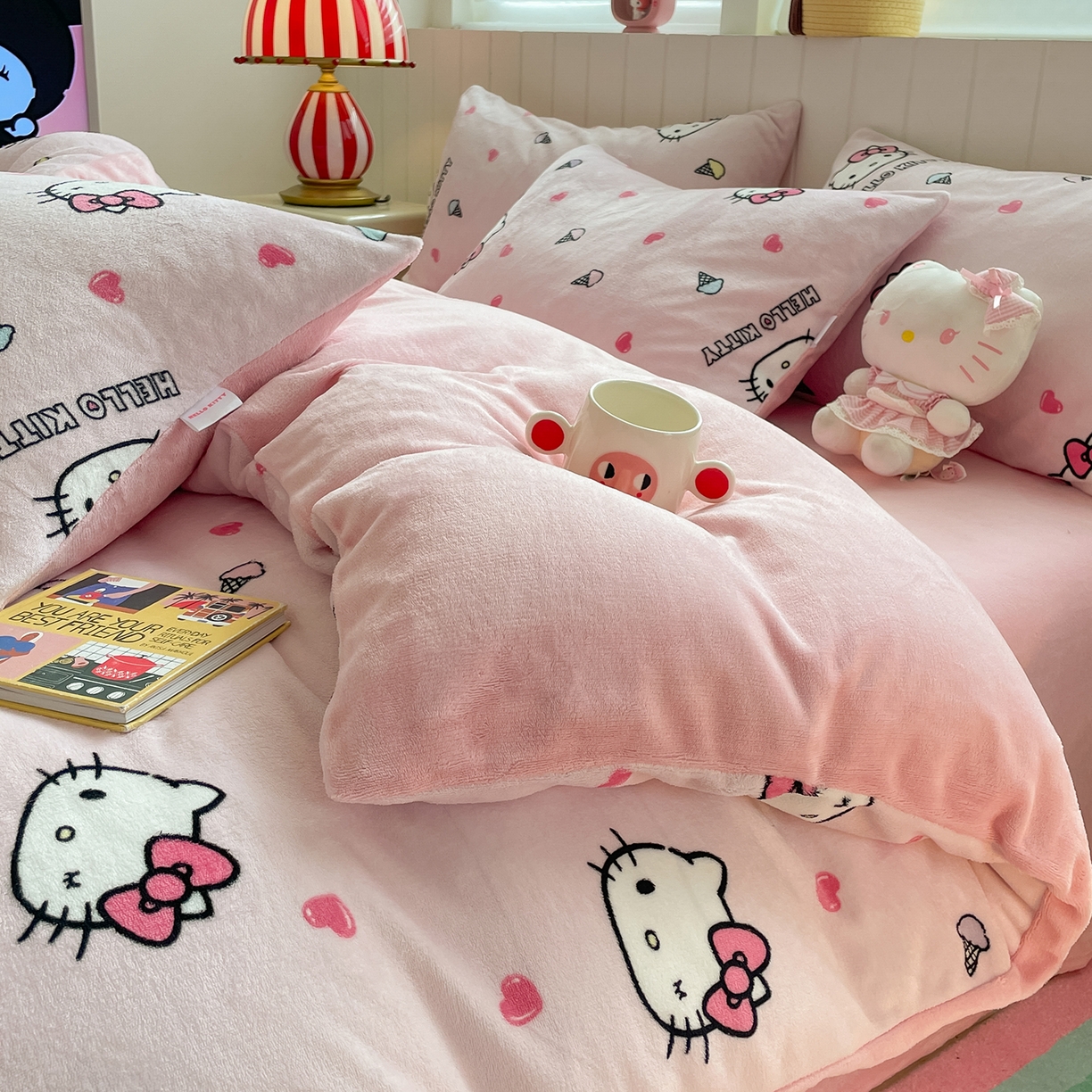 91家纺网 家纺一手货源 找家纺 桃子家居 2025新款A类正版三丽鸥授权卡通加厚高克重牛奶绒系列四件套 绒三丽鸥-粉心甜筒kitty