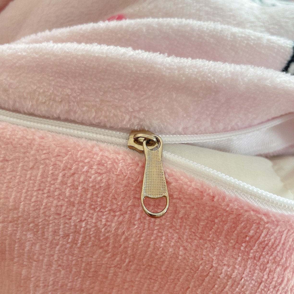 91家纺网 家纺一手货源 找家纺 桃子家居 2025新款A类正版三丽鸥授权卡通加厚高克重牛奶绒系列四件套 绒三丽鸥-粉心甜筒kitty