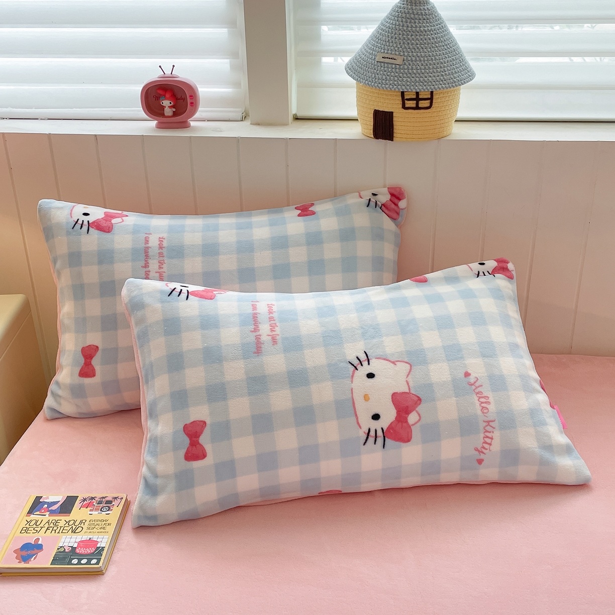 91家纺网 家纺一手货源 找家纺 桃子家居 2025新款A类正版三丽鸥授权卡通加厚高克重牛奶绒系列四件套 绒三丽鸥-蓝格蝴蝶结kitty