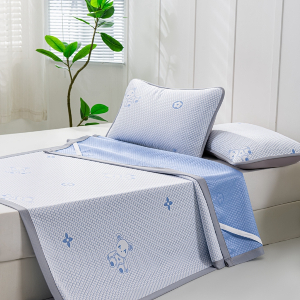 91家纺网 家纺一手货源 找家纺 观月轩家纺 2025新款亲肤舒适冰豆豆凉感席 凉席席子 暴力熊-天蓝色