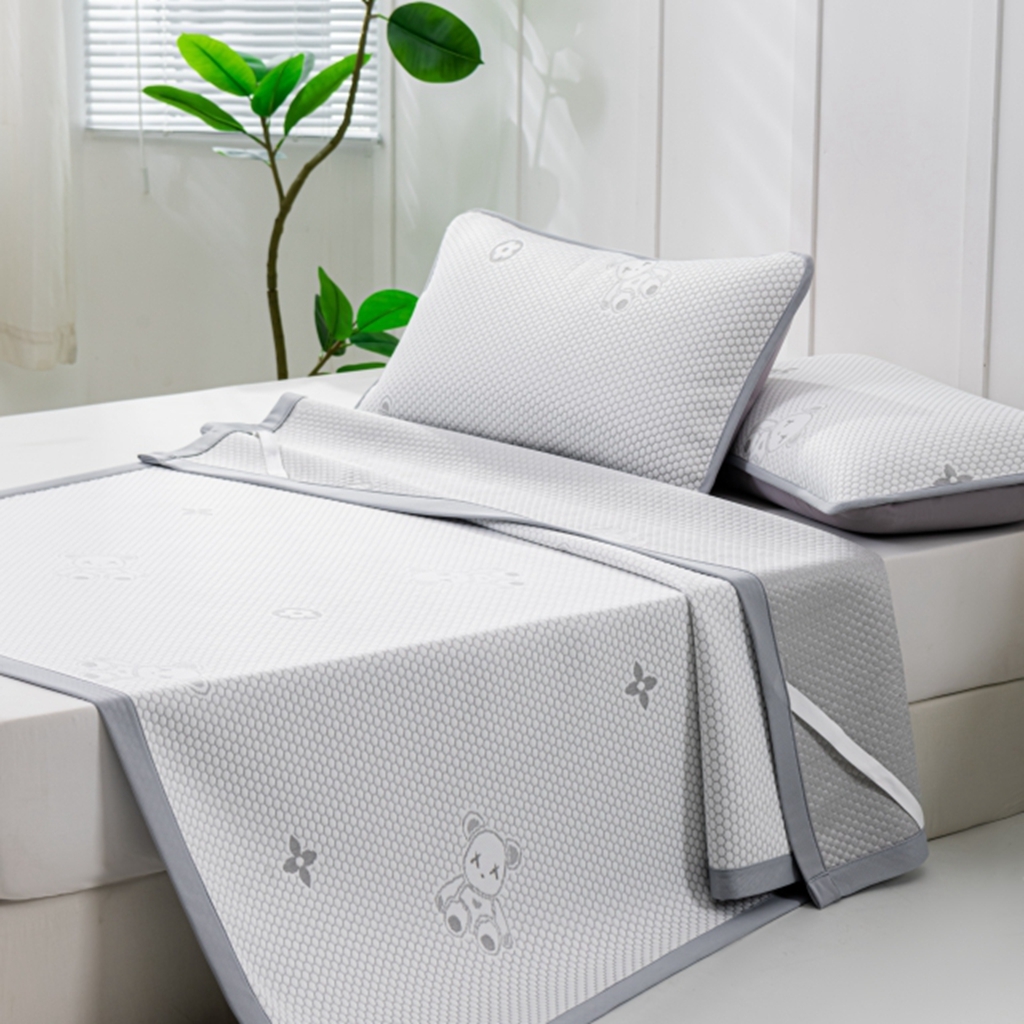 91家纺网 家纺一手货源 找家纺 观月轩家纺 2025新款亲肤舒适冰豆豆凉感席 凉席席子 暴力熊-浅灰色