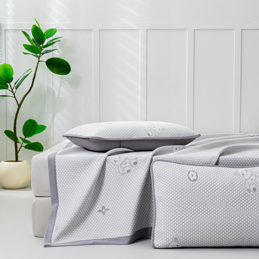 91家纺网 家纺一手货源 找家纺 观月轩家纺 2025新款亲肤舒适冰豆豆凉感席 凉席席子 暴力熊-浅灰色