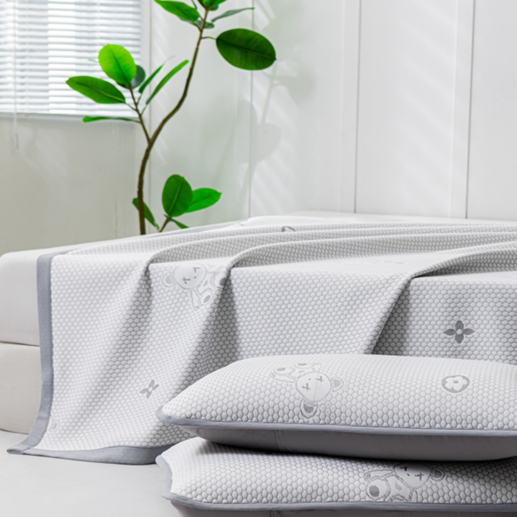 91家纺网 家纺一手货源 找家纺 观月轩家纺 2025新款亲肤舒适冰豆豆凉感席 凉席席子 暴力熊-浅灰色