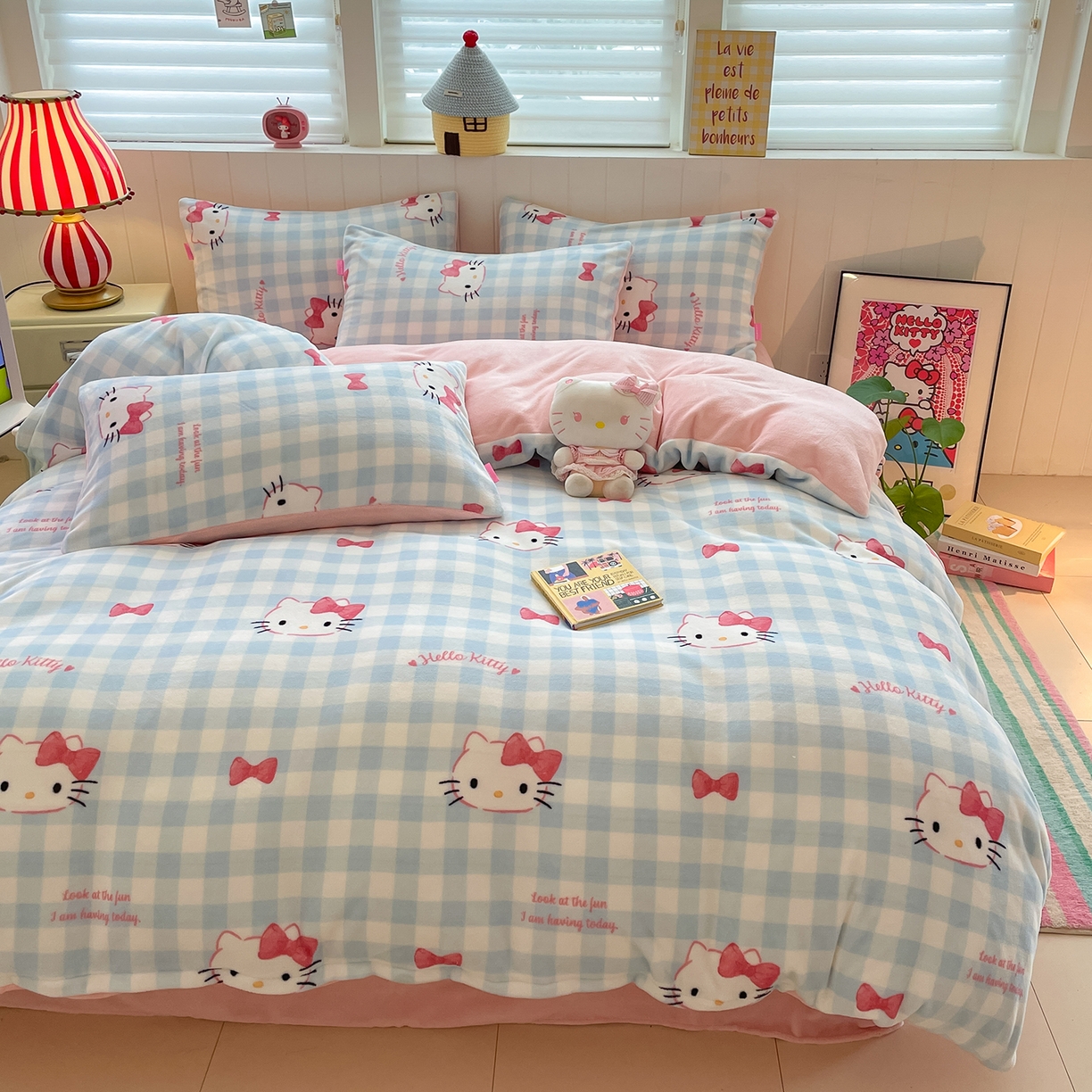 91家纺网 家纺一手货源 找家纺 桃子家居 2025新款A类正版三丽鸥授权卡通加厚高克重牛奶绒系列四件套 绒三丽鸥-蓝格蝴蝶结kitty