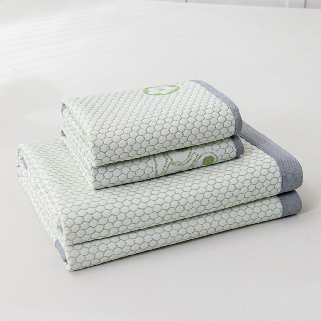 91家纺网 家纺一手货源 找家纺 观月轩家纺 2025新款亲肤舒适冰豆豆凉感席 凉席席子 暴力熊-水绿色