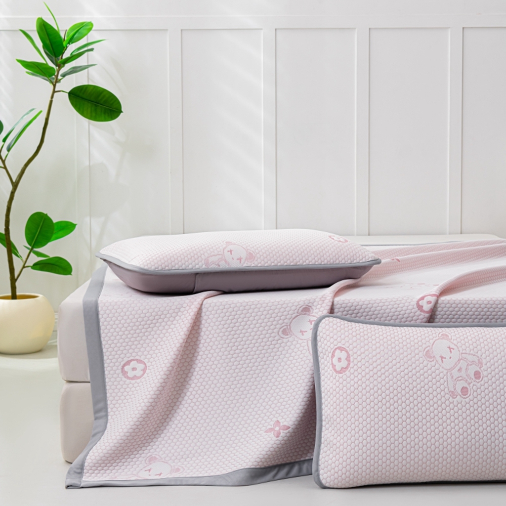 91家纺网 家纺一手货源 找家纺 观月轩家纺 2025新款亲肤舒适冰豆豆凉感席 凉席席子 暴力熊-藕粉色