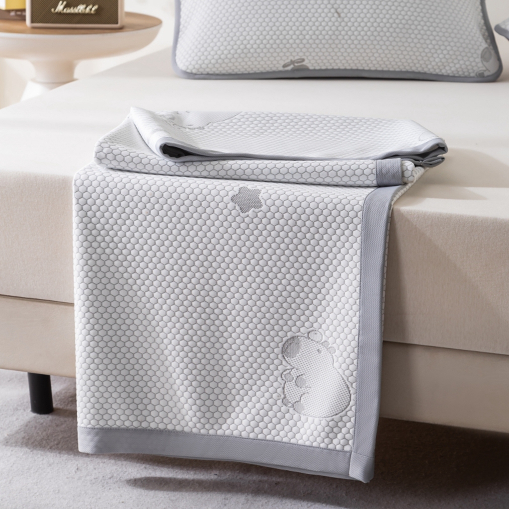 91家纺网 家纺一手货源 找家纺 观月轩家纺 2025新款亲肤舒适冰豆豆凉感席 凉席席子 卡皮巴拉-浅灰色