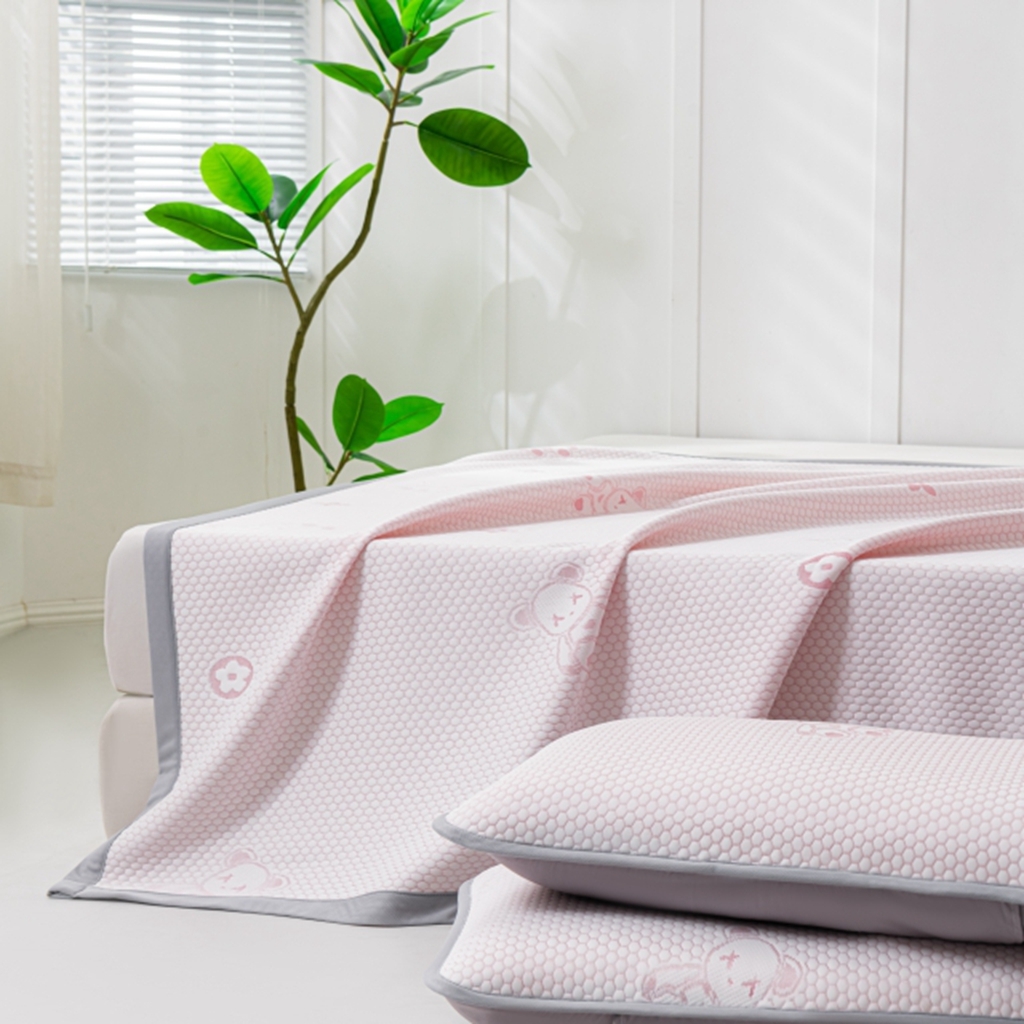 91家纺网 家纺一手货源 找家纺 观月轩家纺 2025新款亲肤舒适冰豆豆凉感席 凉席席子 暴力熊-藕粉色