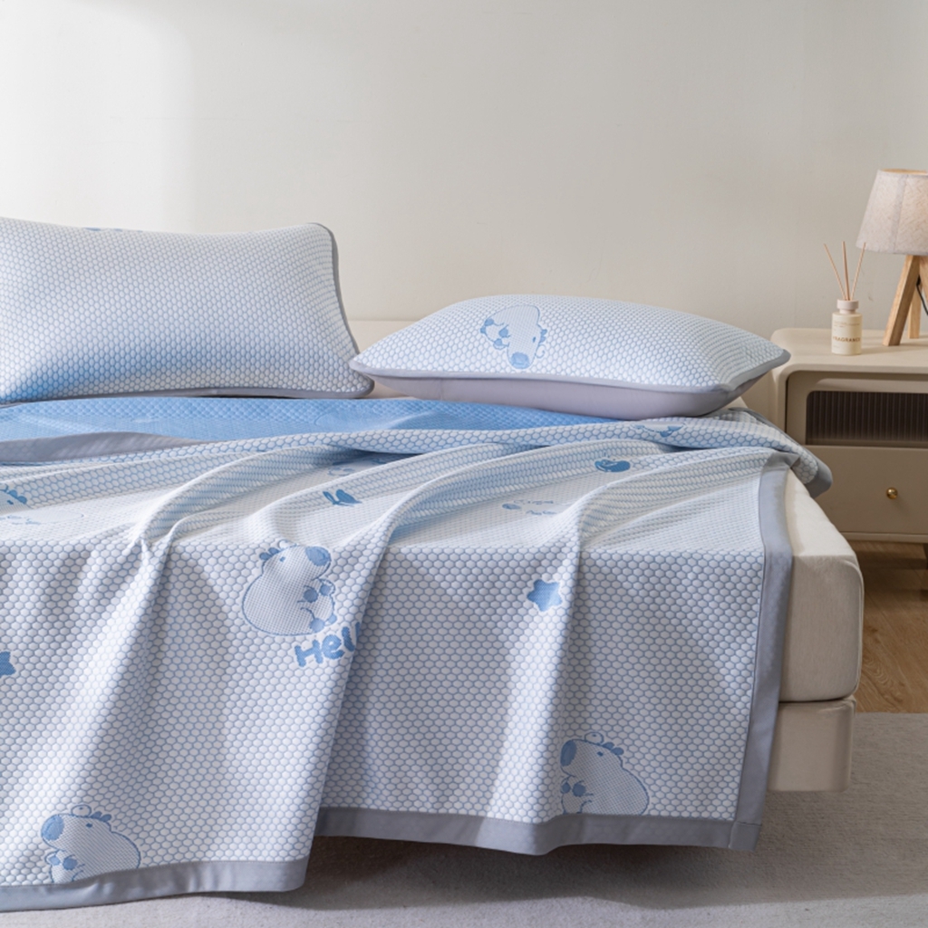 91家纺网 家纺一手货源 找家纺 观月轩家纺 2025新款亲肤舒适冰豆豆凉感席 凉席席子 卡皮巴拉-天蓝色