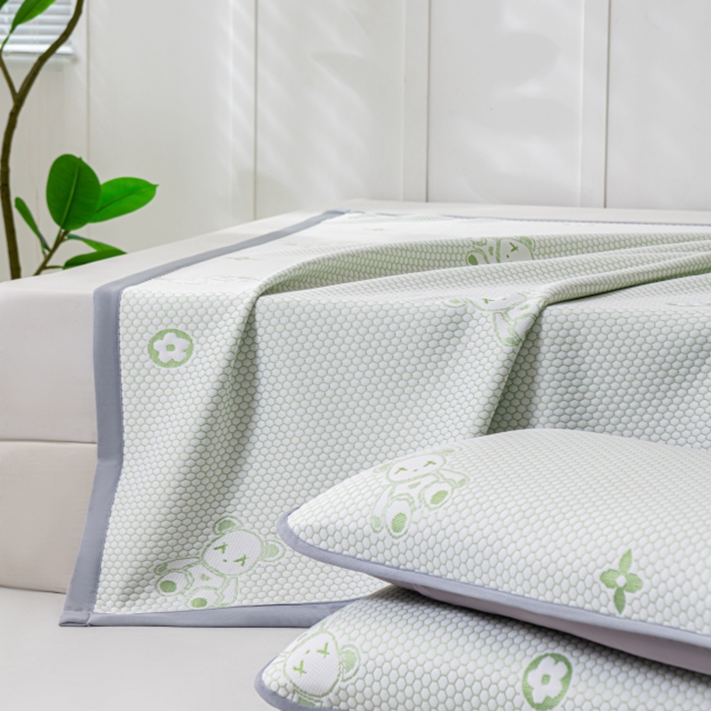 91家纺网 家纺一手货源 找家纺 观月轩家纺 2025新款亲肤舒适冰豆豆凉感席 凉席席子 暴力熊-水绿色