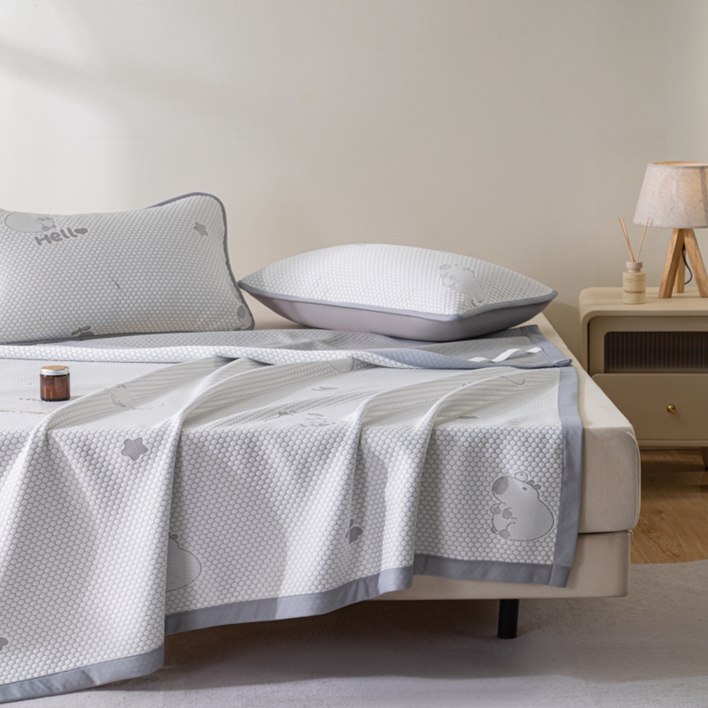 91家纺网 家纺一手货源 找家纺 观月轩家纺 2025新款亲肤舒适冰豆豆凉感席 凉席席子 卡皮巴拉-浅灰色