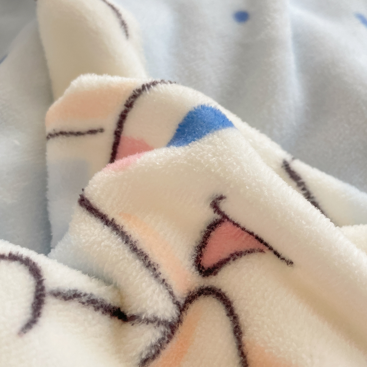 91家纺网 家纺一手货源 找家纺 桃子家居 2025新款A类正版三丽鸥授权卡通加厚高克重牛奶绒系列四件套 绒三丽鸥-蓝蓝玉桂狗