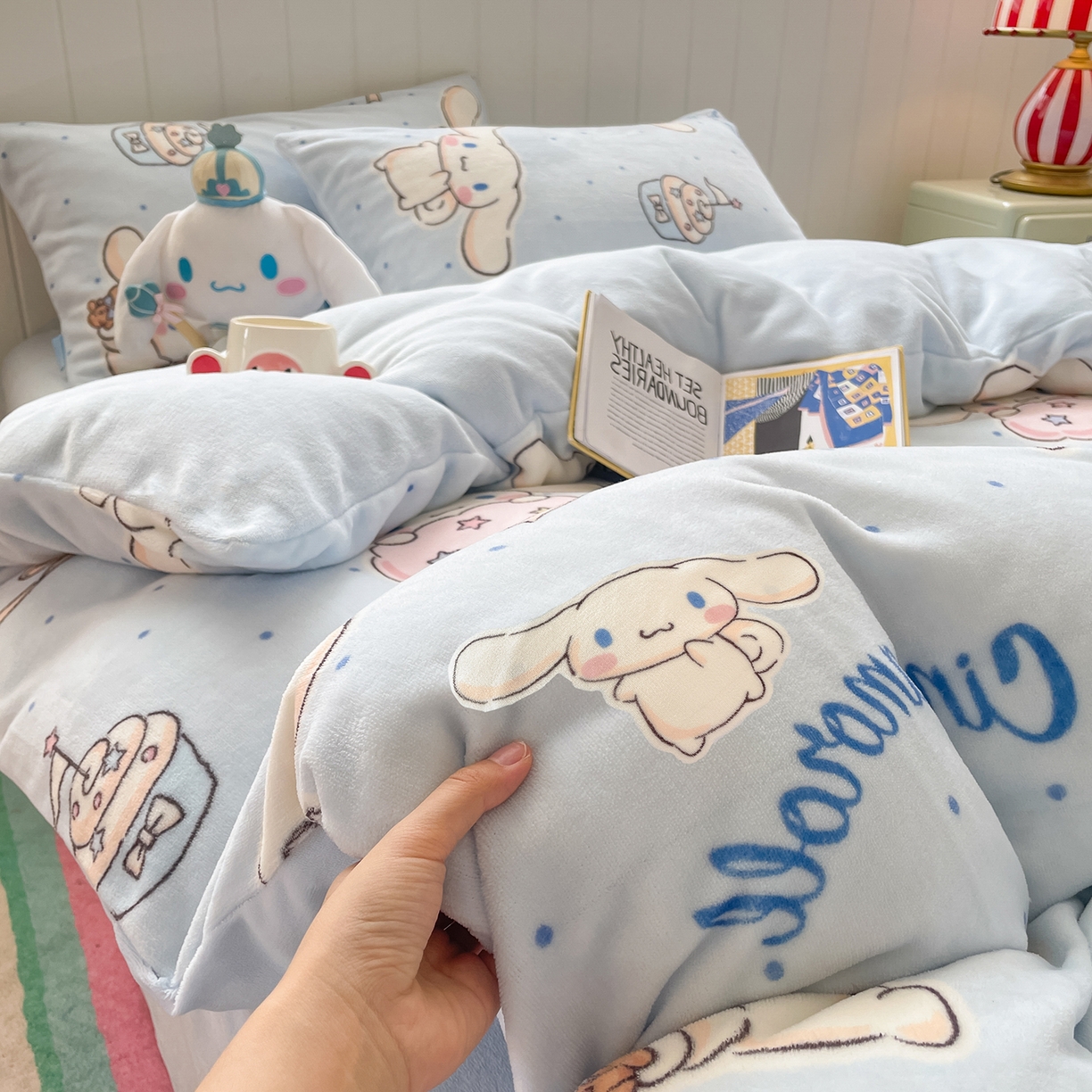 91家纺网 家纺一手货源 找家纺 桃子家居 2025新款A类正版三丽鸥授权卡通加厚高克重牛奶绒系列四件套 绒三丽鸥-蓝蓝玉桂狗