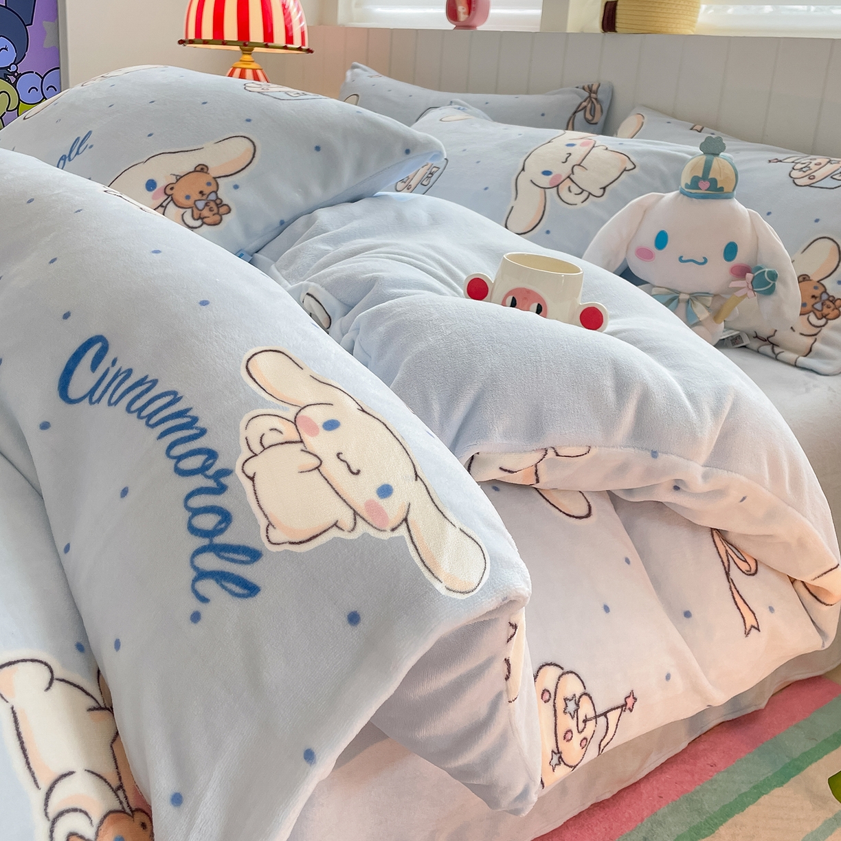 91家纺网 家纺一手货源 找家纺 桃子家居 2025新款A类正版三丽鸥授权卡通加厚高克重牛奶绒系列四件套 绒三丽鸥-蓝蓝玉桂狗