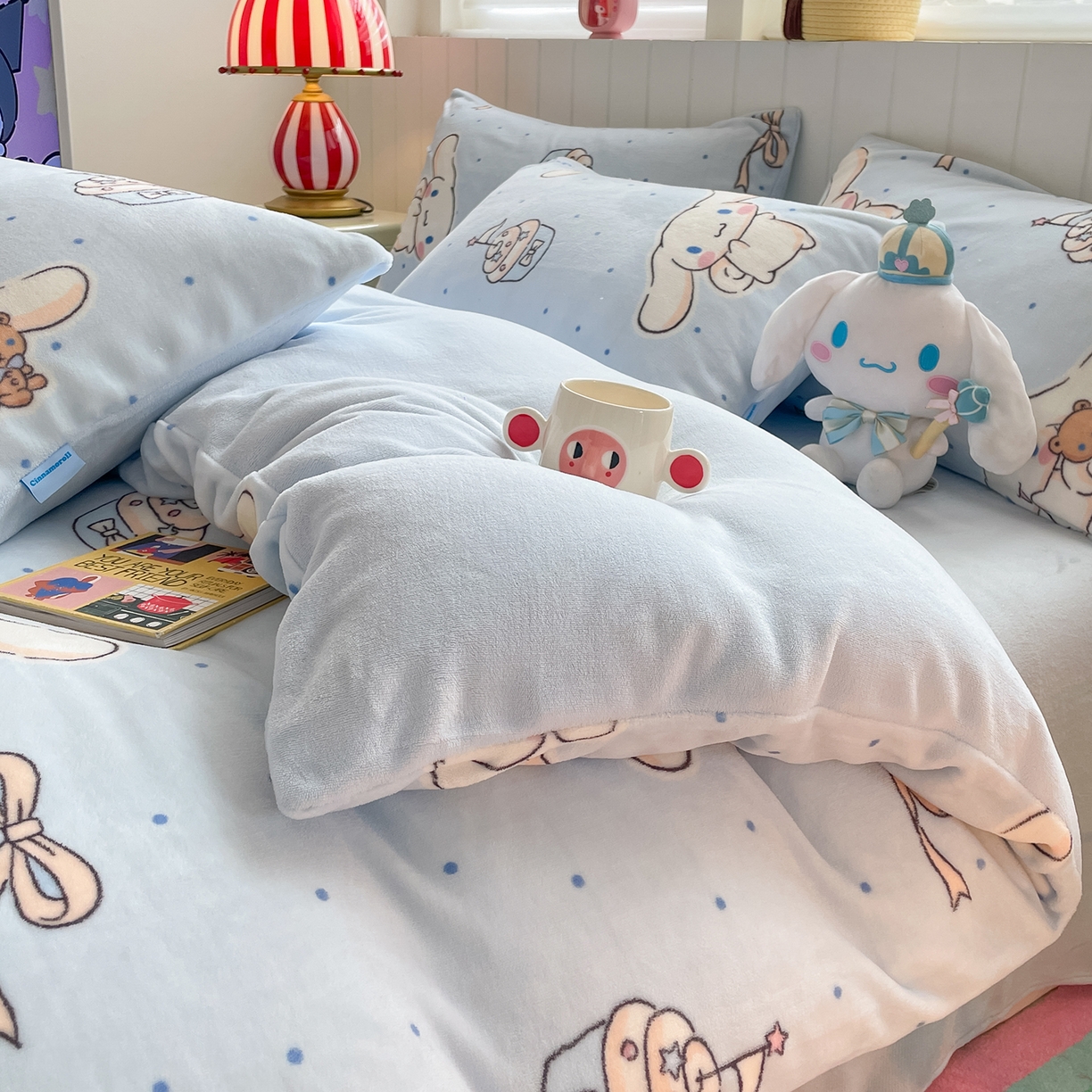 91家纺网 家纺一手货源 找家纺 桃子家居 2025新款A类正版三丽鸥授权卡通加厚高克重牛奶绒系列四件套 绒三丽鸥-蓝蓝玉桂狗