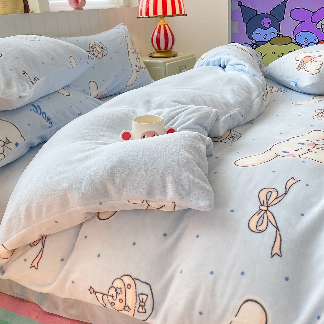 91家纺网 家纺一手货源 找家纺 桃子家居 2025新款A类正版三丽鸥授权卡通加厚高克重牛奶绒系列四件套 绒三丽鸥-蓝蓝玉桂狗