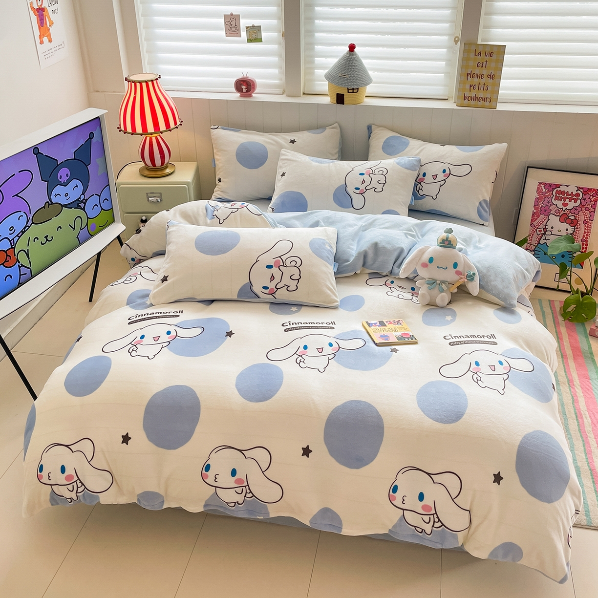 91家纺网 家纺一手货源 找家纺 桃子家居 2025新款A类正版三丽鸥授权卡通加厚高克重牛奶绒系列四件套 绒三丽鸥-蓝色波点玉桂狗