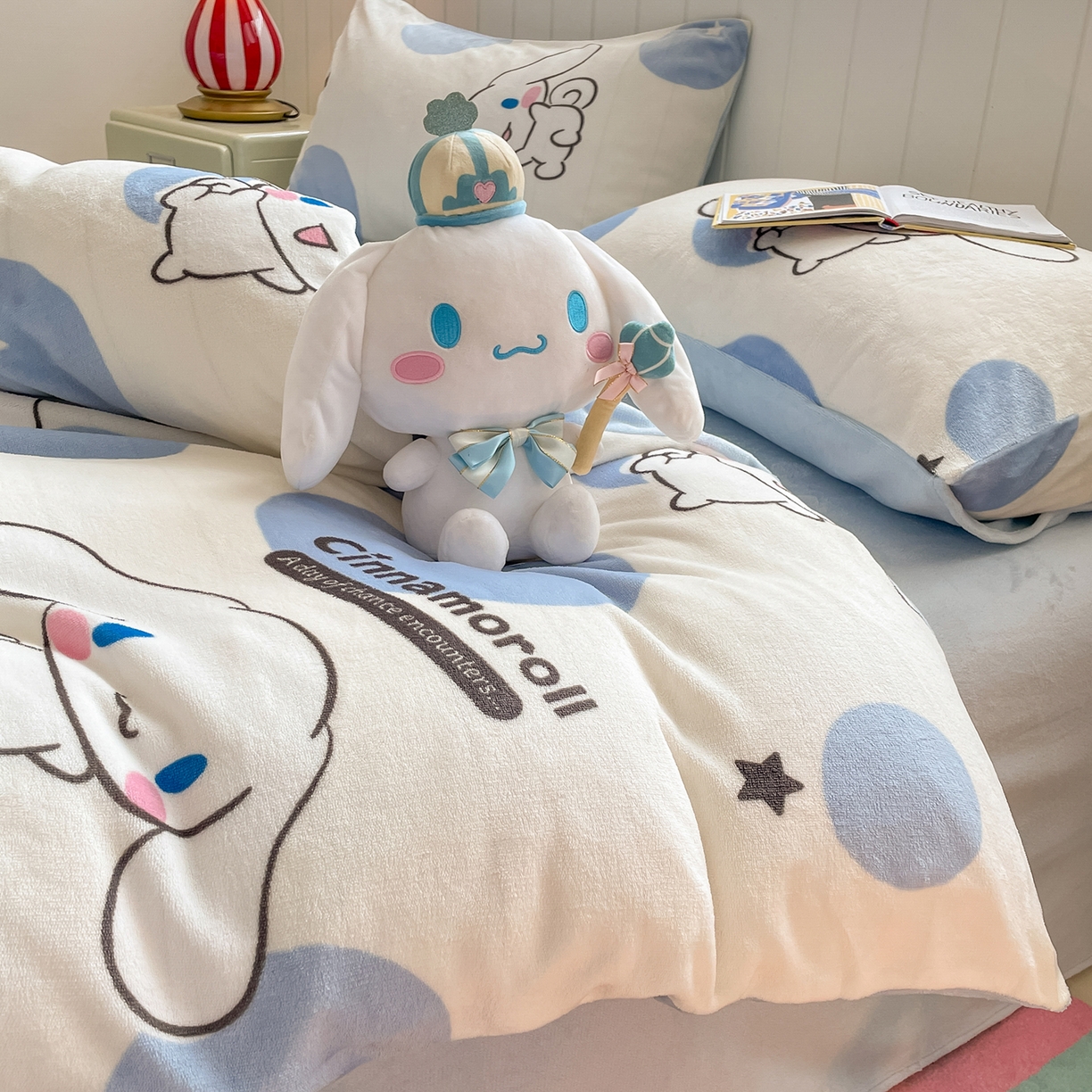 91家纺网 家纺一手货源 找家纺 桃子家居 2025新款A类正版三丽鸥授权卡通加厚高克重牛奶绒系列四件套 绒三丽鸥-蓝色波点玉桂狗