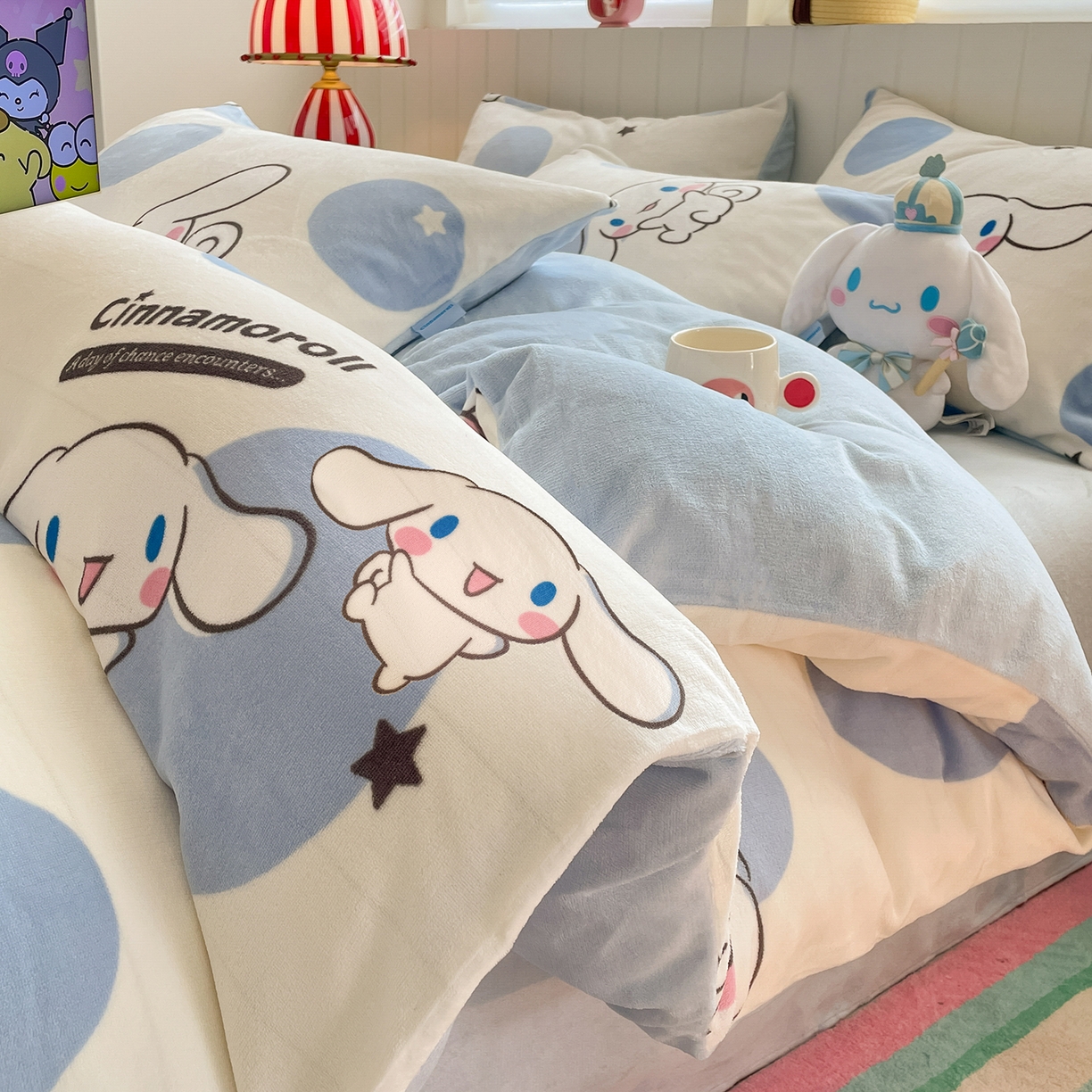 91家纺网 家纺一手货源 找家纺 桃子家居 2025新款A类正版三丽鸥授权卡通加厚高克重牛奶绒系列四件套 绒三丽鸥-蓝色波点玉桂狗