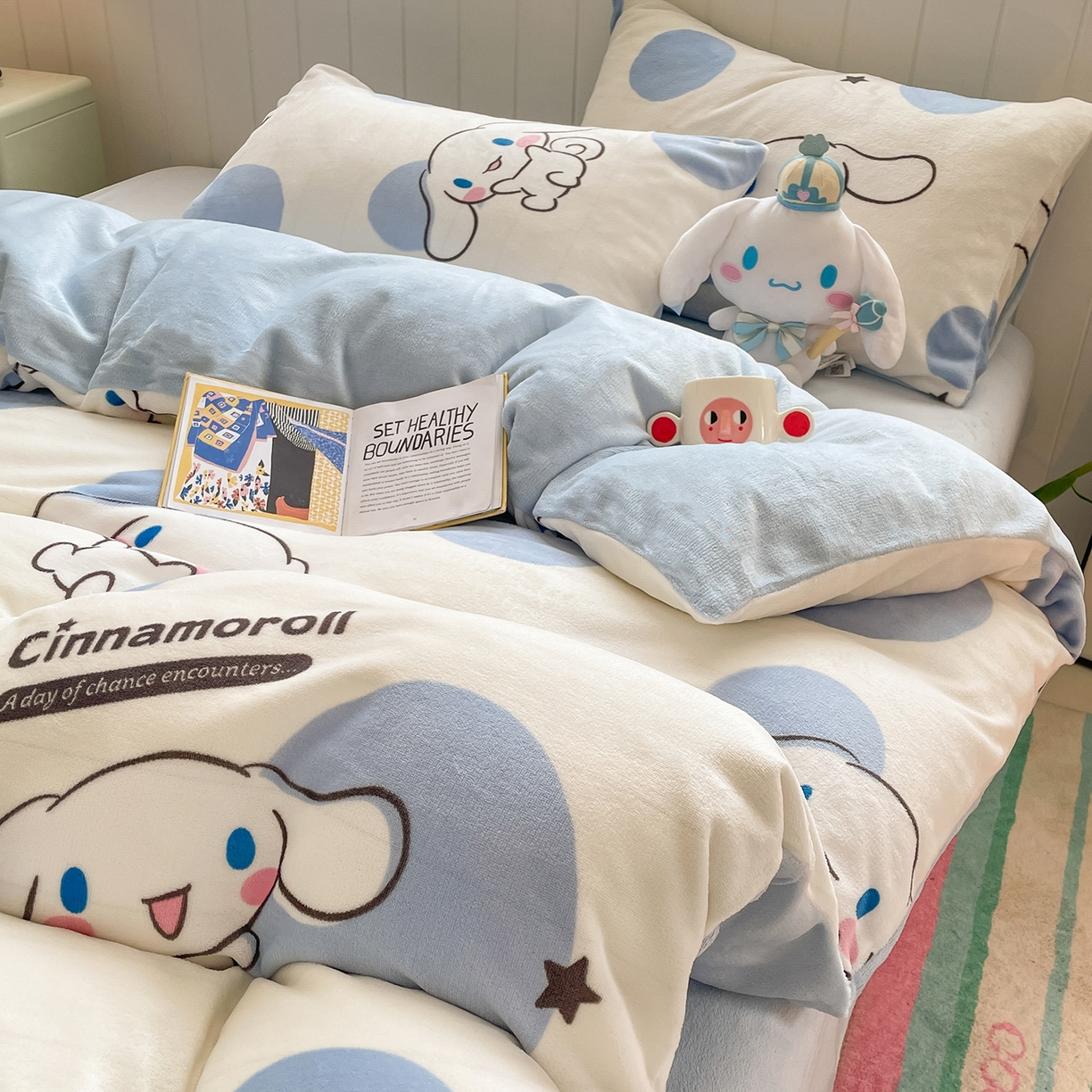 91家纺网 家纺一手货源 找家纺 桃子家居 2025新款A类正版三丽鸥授权卡通加厚高克重牛奶绒系列四件套 绒三丽鸥-蓝色波点玉桂狗