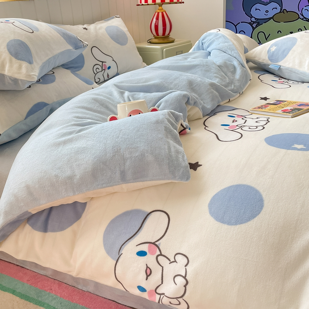 91家纺网 家纺一手货源 找家纺 桃子家居 2025新款A类正版三丽鸥授权卡通加厚高克重牛奶绒系列四件套 绒三丽鸥-蓝色波点玉桂狗