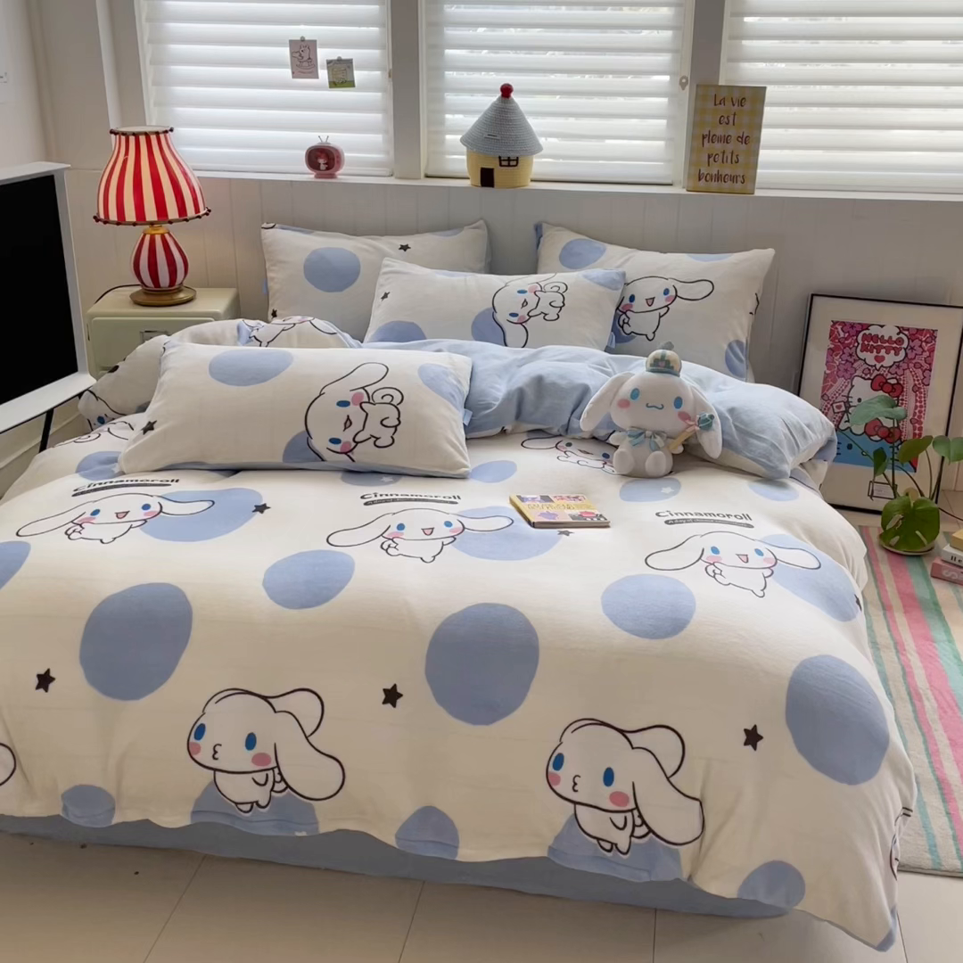 91家纺网 家纺一手货源 找家纺 桃子家居 2025新款A类正版三丽鸥授权卡通加厚高克重牛奶绒系列四件套 绒三丽鸥-蓝色波点玉桂狗