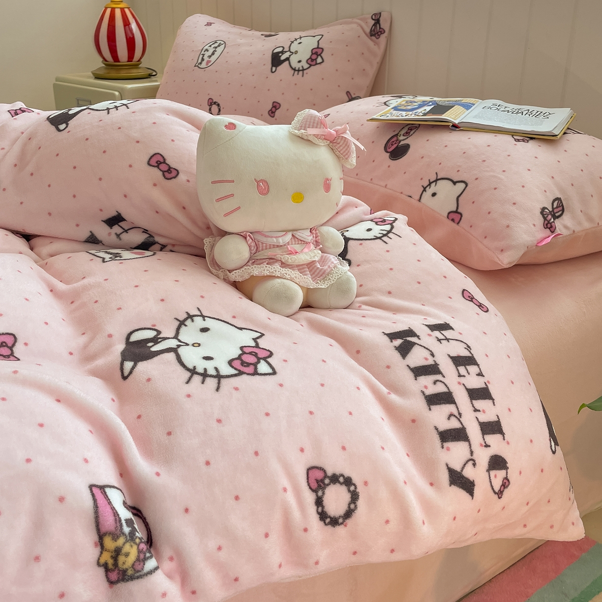 91家纺网 家纺一手货源 找家纺 桃子家居 2025新款A类正版三丽鸥授权卡通加厚高克重牛奶绒系列四件套 绒三丽鸥-美美kitty