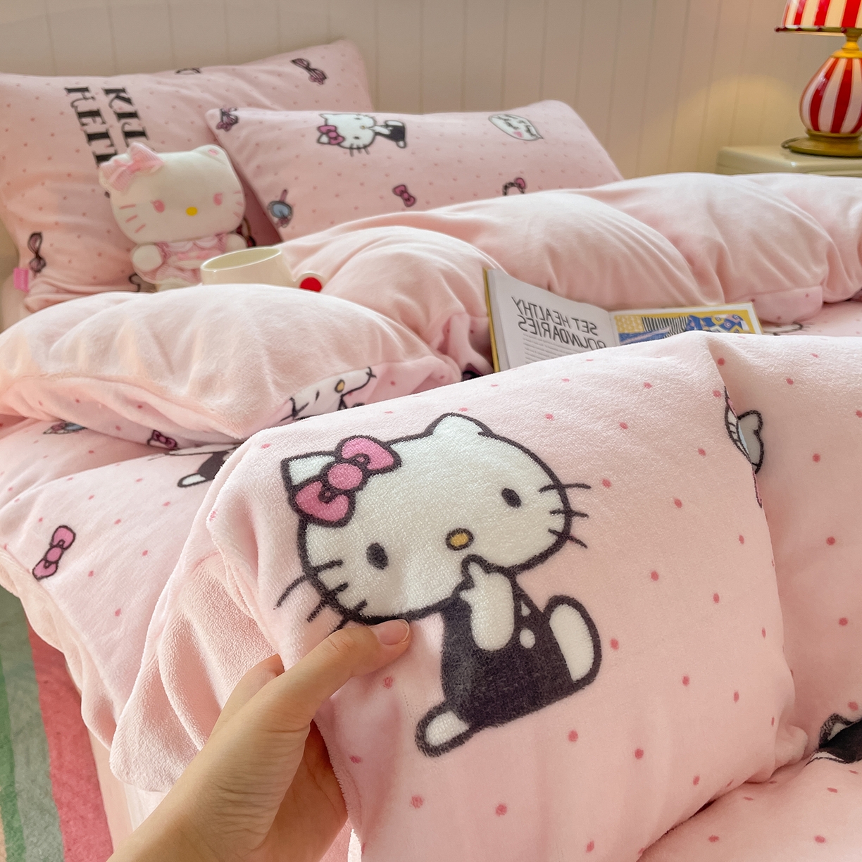 91家纺网 家纺一手货源 找家纺 桃子家居 2025新款A类正版三丽鸥授权卡通加厚高克重牛奶绒系列四件套 绒三丽鸥-美美kitty