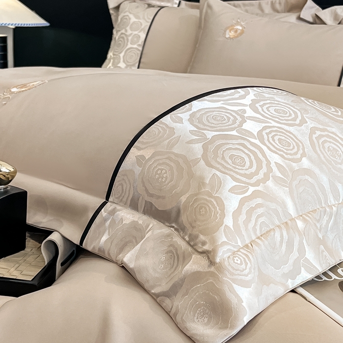 91家纺网 家纺一手货源 找家纺 （总）金牛座家纺 2025新款贡缎提花磨毛亲肤棉大拼角刺绣四件套