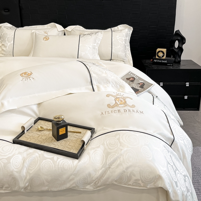 91家纺网 家纺一手货源 找家纺 金牛座家纺 2025新款贡缎提花磨毛亲肤棉大拼角刺绣四件套 爱丽丝-奶白