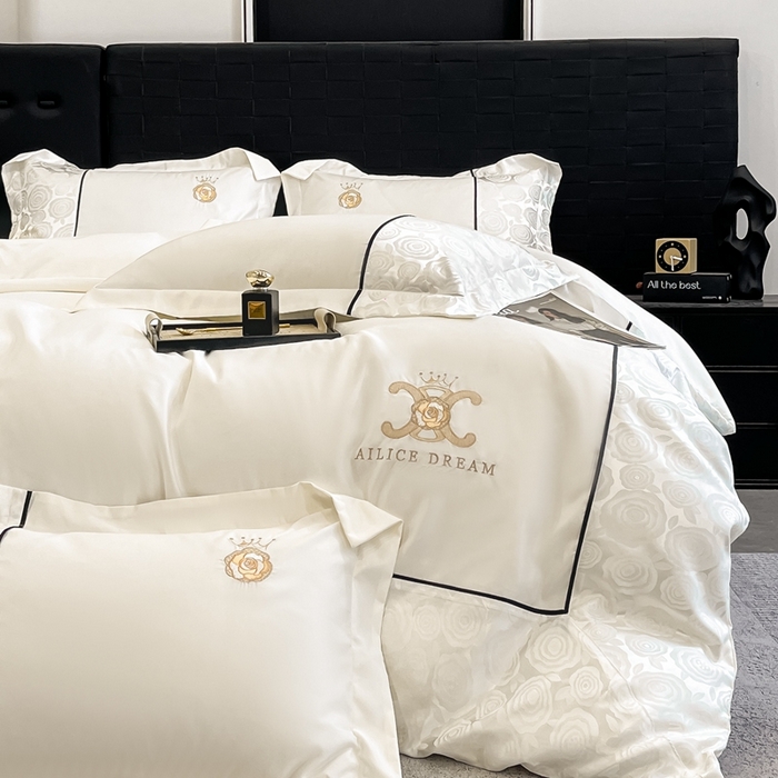 91家纺网 家纺一手货源 找家纺 金牛座家纺 2025新款贡缎提花磨毛亲肤棉大拼角刺绣四件套 爱丽丝-奶白