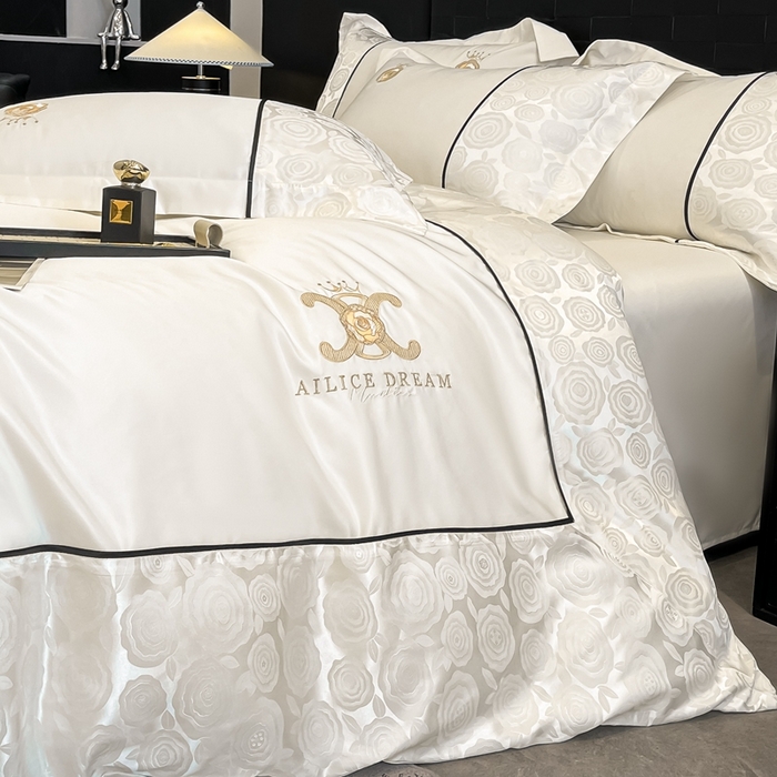 91家纺网 家纺一手货源 找家纺 金牛座家纺 2025新款贡缎提花磨毛亲肤棉大拼角刺绣四件套 爱丽丝-奶白