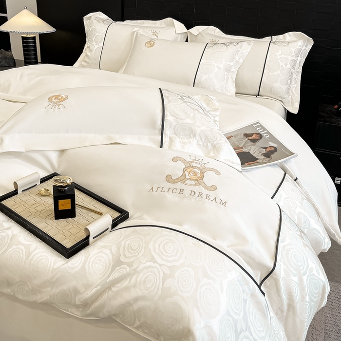 金牛座家纺 2025新款贡缎提花磨毛亲肤棉大拼角刺绣四件套 爱丽丝-奶白