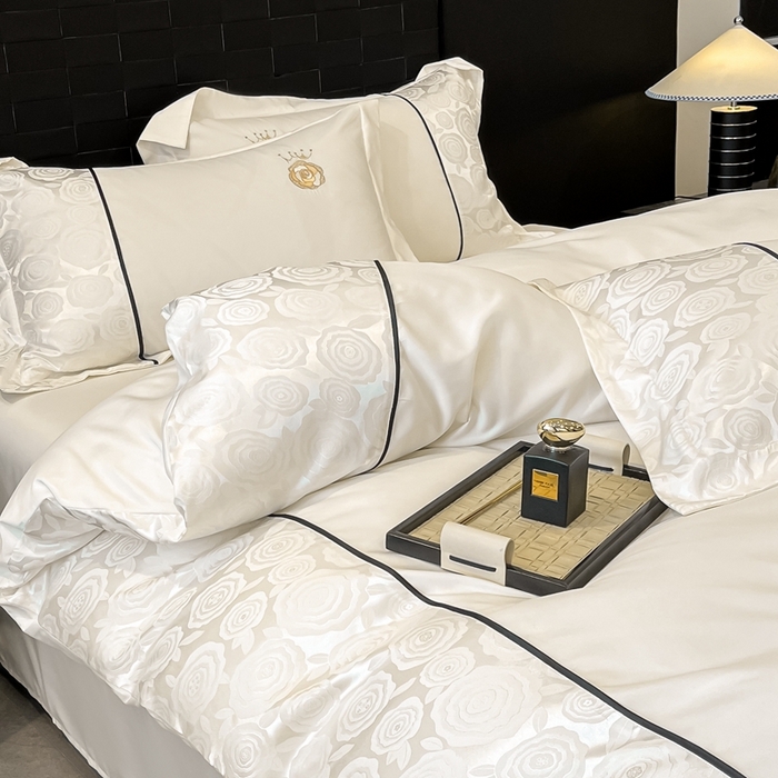 91家纺网 家纺一手货源 找家纺 金牛座家纺 2025新款贡缎提花磨毛亲肤棉大拼角刺绣四件套 爱丽丝-奶白