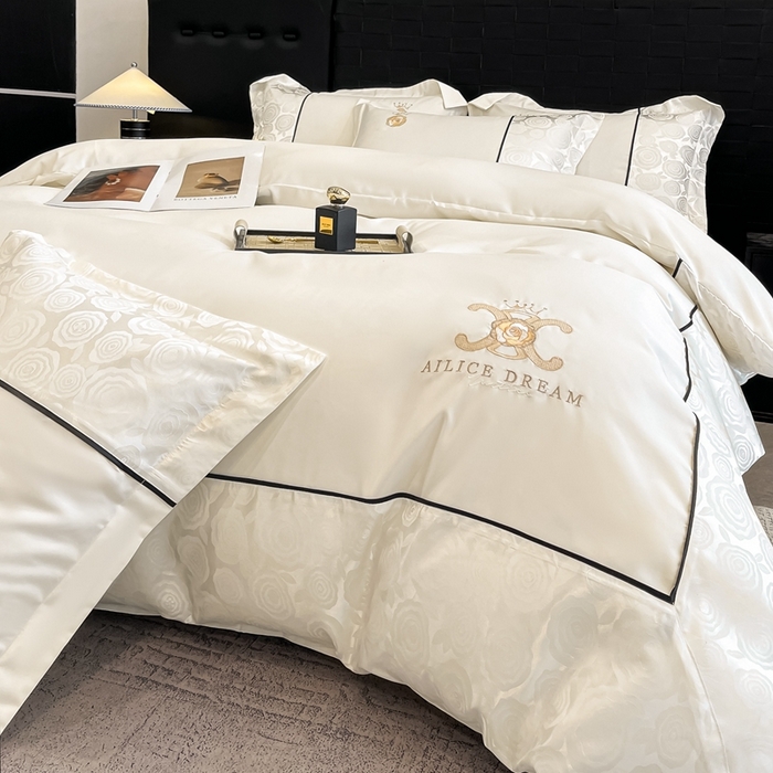 91家纺网 家纺一手货源 找家纺 金牛座家纺 2025新款贡缎提花磨毛亲肤棉大拼角刺绣四件套 爱丽丝-奶白