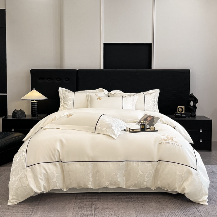 91家纺网 家纺一手货源 找家纺 金牛座家纺 2025新款贡缎提花磨毛亲肤棉大拼角刺绣四件套 爱丽丝-奶白