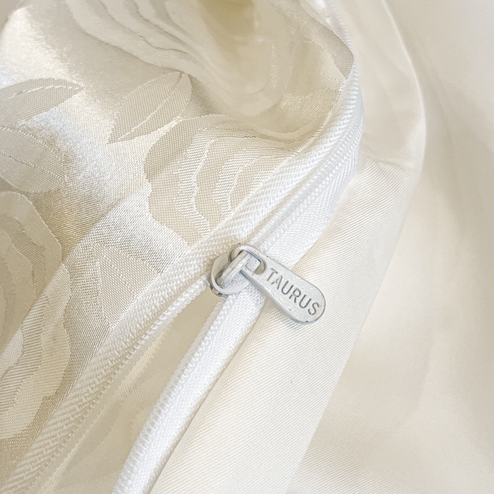 91家纺网 家纺一手货源 找家纺 金牛座家纺 2025新款贡缎提花磨毛亲肤棉大拼角刺绣四件套 爱丽丝-奶白