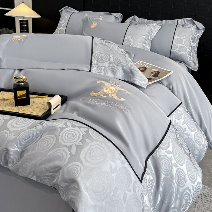 91家纺网 家纺一手货源 找家纺 金牛座家纺 2025新款贡缎提花磨毛亲肤棉大拼角刺绣四件套 爱丽丝-灰