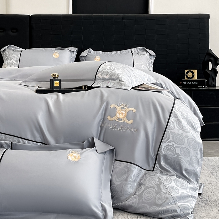 91家纺网 家纺一手货源 找家纺 金牛座家纺 2025新款贡缎提花磨毛亲肤棉大拼角刺绣四件套 爱丽丝-灰